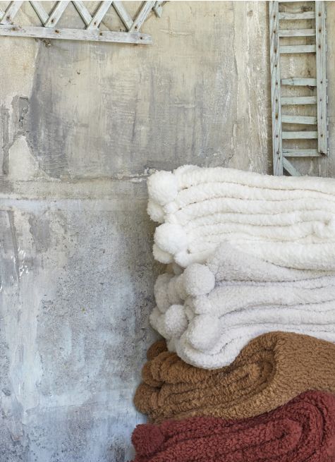 PLAID EN SHERPA AVEC FINITIONS POMPONS