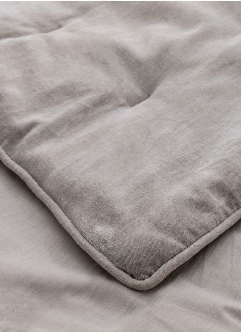 ÉDREDON EN VELOURS GANSÉ D'UN BIAIS CONTRASTÉ