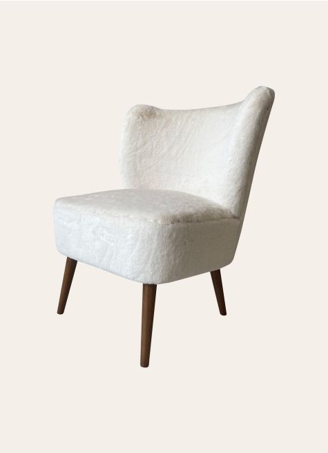 FAUTEUIL EN FAUSSE FOURRURE ET PIEDS EN BOIS BAYA