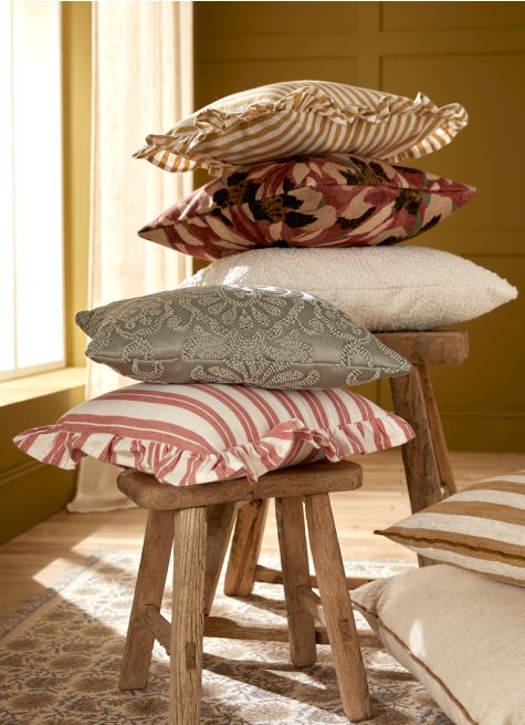 COUSSIN À RAYURES EN MATIÈRE TEXTURÉE