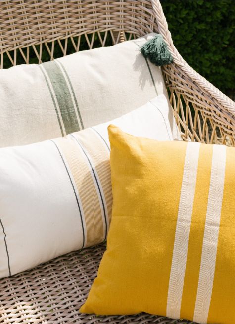 COUSSIN TEXTURÉ À RAYURES AVEC POMPONS