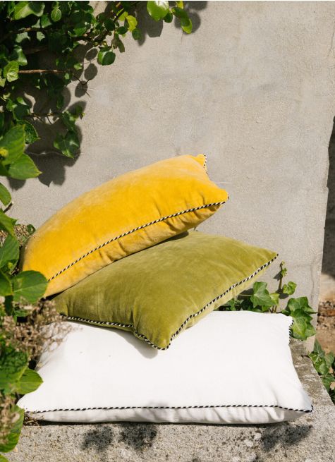 PETIT COUSSIN EN VELOURS AVEC PASSEPOIL RAYÉ