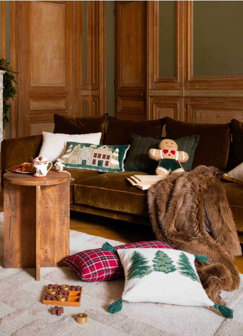 COUSSIN BRODÉ MOTIFS SAPINS AVEC POMPONS